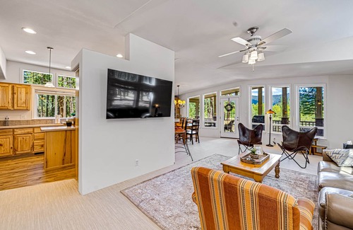 Sloat House | Dog-friendly home on 200 acres with mountain view, fishing ponds & river access