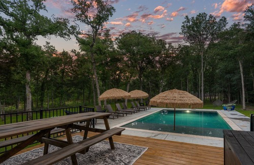 Flatonia House | Dog-friendly home on an acreage with pool, firepit