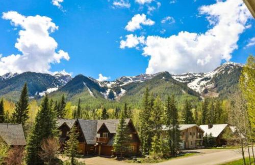 East Kootenay Apartment | Dog friendly Home on Ski Hill with Hot Tub by StayIn