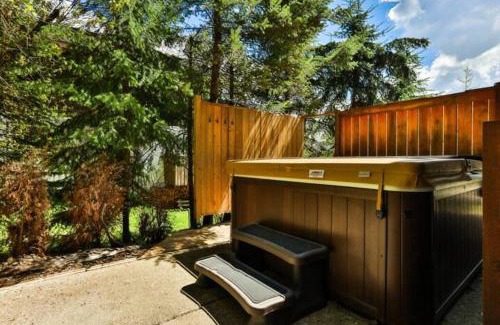 East Kootenay Apartment | Dog friendly Home on Ski Hill with Hot Tub by StayIn