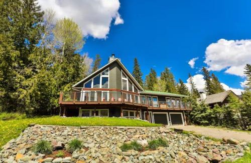 East Kootenay Apartment | Dog friendly Home on Ski Hill with Hot Tub by StayIn