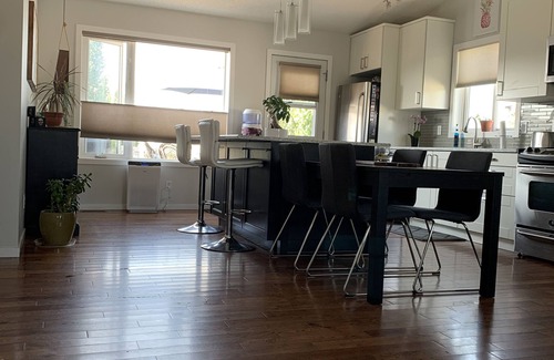 Cochrane House | Dog friendly home that is perfectly situated between the mountains and the city.