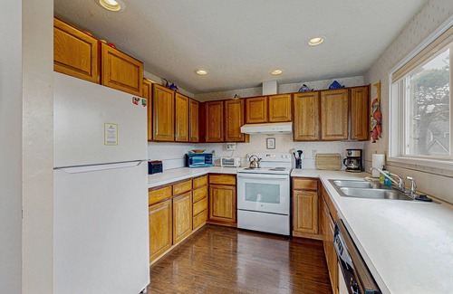 Gleneden Beach House | Dog-friendly home with oceanfront location & fireplace - walk to the beach