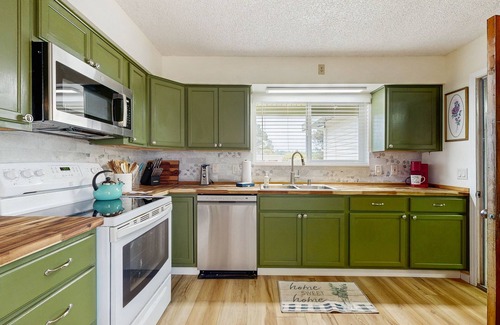 McKinleyville House | Dog friendly home w/gas grill, large backyard, horseshoe pit - close to beaches