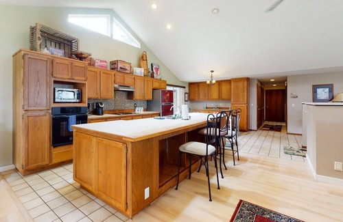 Florence House | Dog-friendly home w/bay views - easy access to the river & in-town convenience