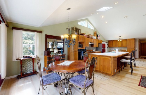 Florence House | Dog-friendly home w/bay views - easy access to the river & in-town convenience