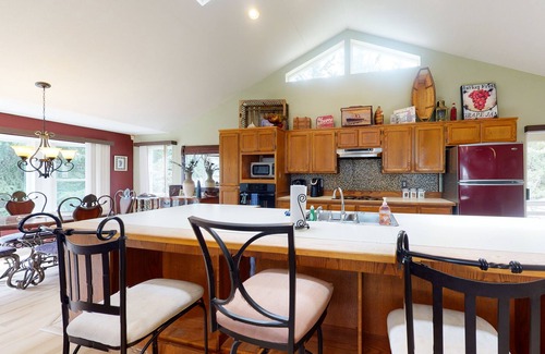 Florence House | Dog-friendly home w/bay views - easy access to the river & in-town convenience
