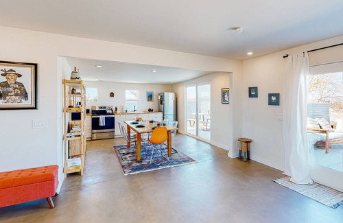 Joshua Tree House | Dog-friendly home with gas grill, patio, washer/dryer, & TV - near attractions
