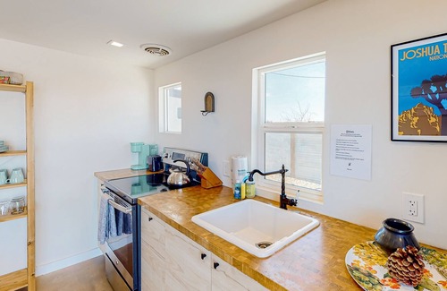 Joshua Tree House | Dog-friendly home with gas grill, patio, washer/dryer, & TV - near attractions