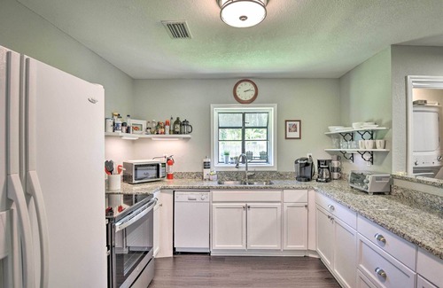 Harbor Oaks Bay Shore House | Dog-Friendly Home w/Gas Grill - Walk to Rose Bay!