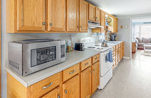 South Chatham House | Dog-Friendly Home w/Yard, Deck, Free WiFi, New Gas Grill - Walk to the Beach