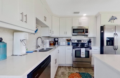 Fort Myers House | Dog-friendly home with screened lanai, central AC, & washer/dryer