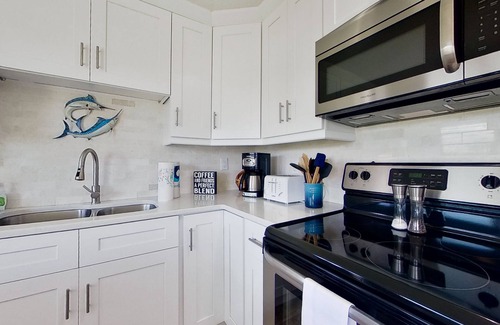 Fort Myers House | Dog-friendly home with screened lanai, central AC, & washer/dryer