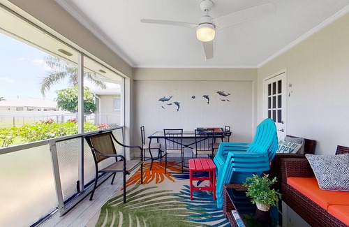 Fort Myers House | Dog-friendly home with screened lanai, central AC, & washer/dryer