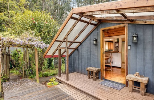 Inglenook House | Dog-friendly home with a firepit - across the dunes from the beach