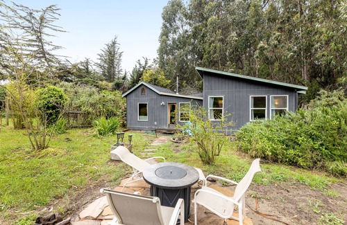 Inglenook House | Dog-friendly home with a firepit - across the dunes from the beach