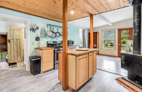 Inglenook House | Dog-friendly home with a firepit - across the dunes from the beach