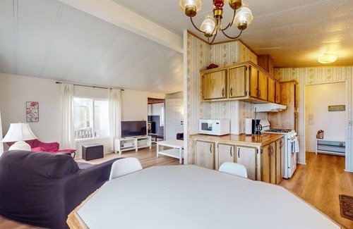 Fort Bragg Cottage | Dog-friendly home with private beach access, hot tub & stunning views