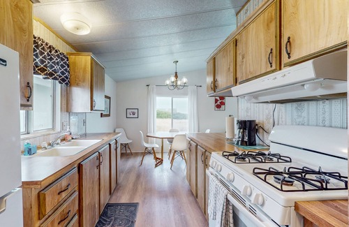Fort Bragg Cottage | Dog-friendly home with private beach access, hot tub & stunning views