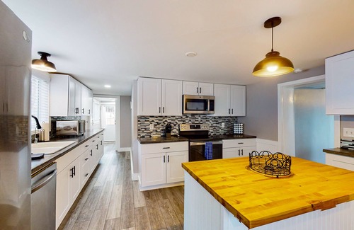 Hope House | Dog-friendly home with gorgeous mountain view, large deck/yard & woodstove
