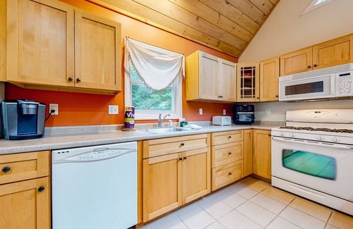 Conway House | Dog-friendly home with private hot tub, wraparound deck & 2 gas fireplaces