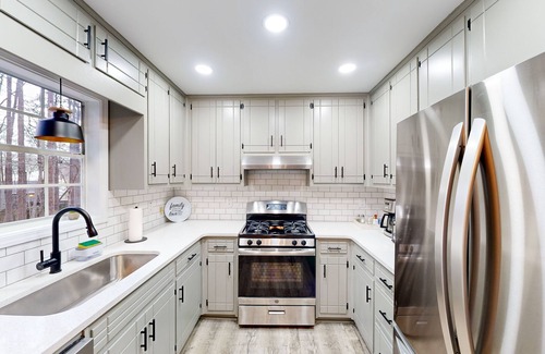 Kennesaw House | Dog-friendly home with full kitchen, washer/dryer, furnished deck, & AC
