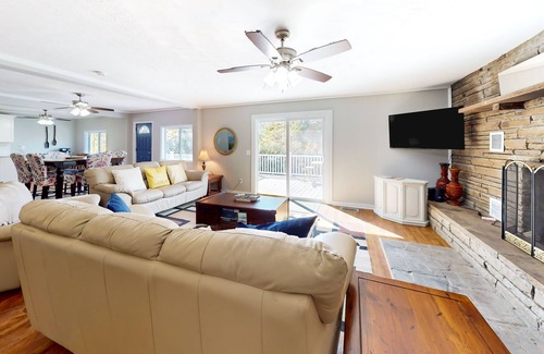 Newland House | Dog-friendly home with a deck, screened sunroom, washer/dryer, & AC