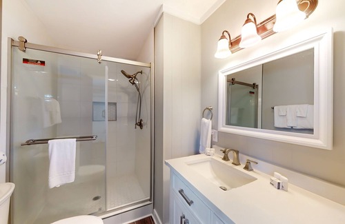 Newland House | Dog-friendly home with a deck, screened sunroom, washer/dryer, & AC
