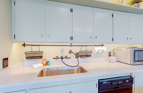 Redmond House | Dog-friendly home with great deck, firepit - walk to shops & dining
