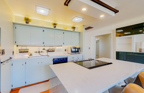 Redmond House | Dog-friendly home with great deck, firepit - walk to shops & dining