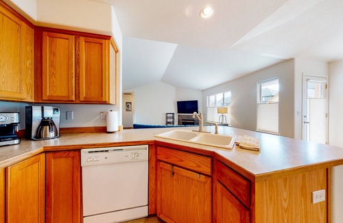 Redmond House | Dog-friendly home with enclosed yard, fireplace, W/D, central AC, & streaming
