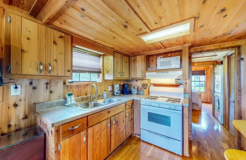 Hector House | Dog-friendly house close to Seneca Lake with firepit, deck, & washer/dryer