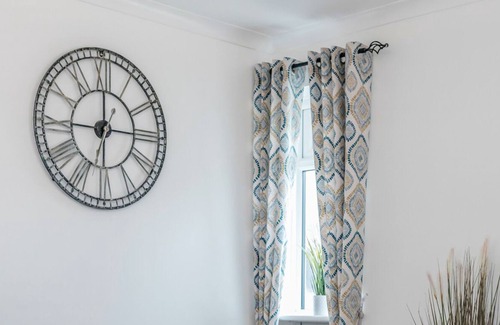 Maidenhead House | Dog Friendly House with Free Onsite Parking & Wifi