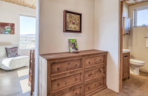 Arroyo Hondo House | Dog-friendly house with cabin, mountain views, central AC & washer/dryer