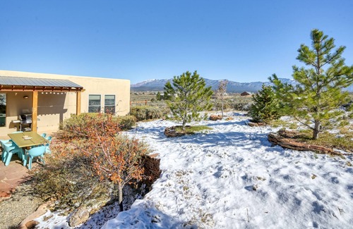 Arroyo Hondo House | Dog-friendly house with cabin, mountain views, central AC & washer/dryer