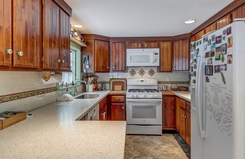 Mount Holly House | Dog-friendly house with picturesque mountain view & near skiing - close to Okemo
