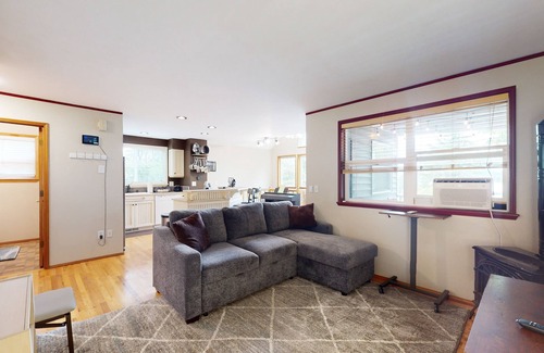 Retsil House | Dog-friendly house w/enclosed yard, dedicated workspace, gas grill, W/D