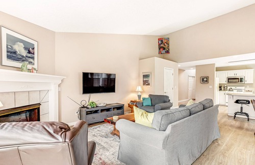 Nehalem House | Dog friendly house w/spacious deck, gas grill, near Manzanita and the ocean