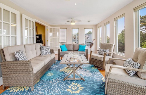Keen-Wik On the Bay House | Dog-friendly Keen-wik on the Bay escape with canal views, deck