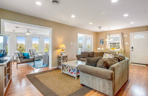 Keen-Wik On the Bay House | Dog-friendly Keen-wik on the Bay escape with canal views, deck