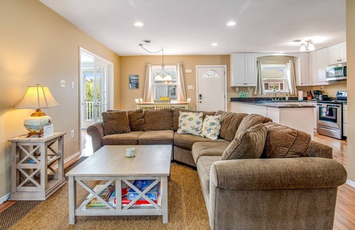 Keen-Wik On the Bay House | Dog-friendly Keen-wik on the Bay escape with canal views, deck