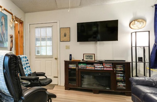 Kingston House | Dog-Friendly Kingston Cabin with Wraparound Deck!