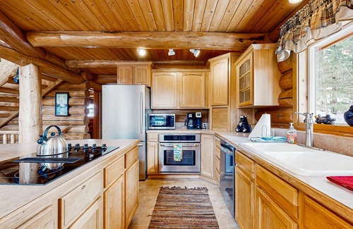 Cascade Cabin | Dog-Friendly Lake-View Cabin with Deck, Firepit & Pool Table