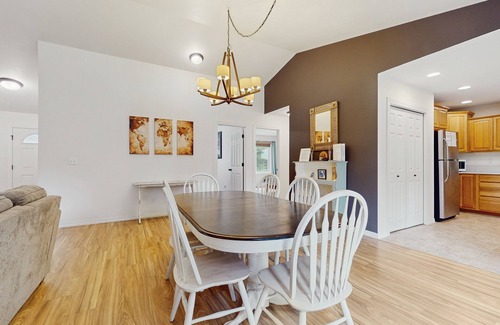Cle Elum House | Dog-friendly lakefront home near skiing with mountain view, firepit & wood stove