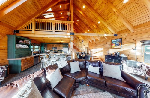 Quandary Village House | Dog-Friendly Little Bears Cabin w/Amazing Mountain Views, Free WiFi, Private W/D