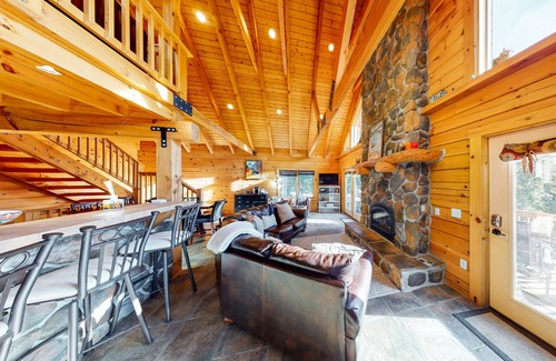Quandary Village House | Dog-Friendly Little Bears Cabin w/Amazing Mountain Views, Free WiFi, Private W/D