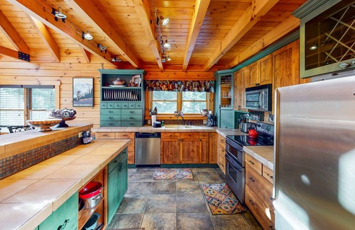 Quandary Village House | Dog-Friendly Little Bears Cabin w/Amazing Mountain Views, Free WiFi, Private W/D