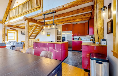 Mount Holly House | Dog-friendly lodge with game room, 2 fireplaces, kayaks, SUPs & bikes