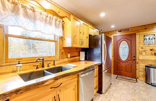 Fryeburg House | Dog-friendly log cabin on 44 acres with woodstove & porch, near lakes/skiing