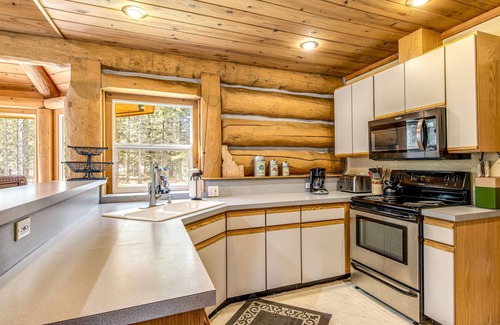 McCall House | Dog-friendly log cabin w/a private hot tub, firepit & room for the whole group